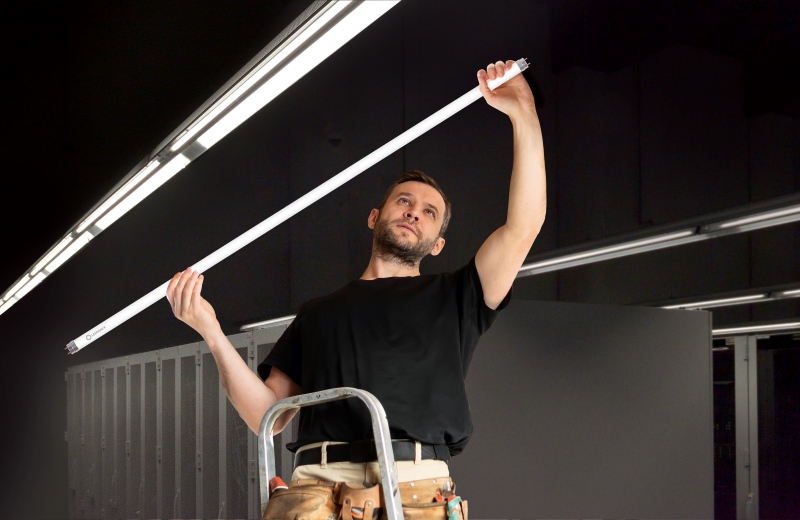 _electrician_installs_tubes.jpg